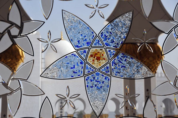 Window flower mosaic, Sheikh Zayed Mosque - Ladies' prayer hall