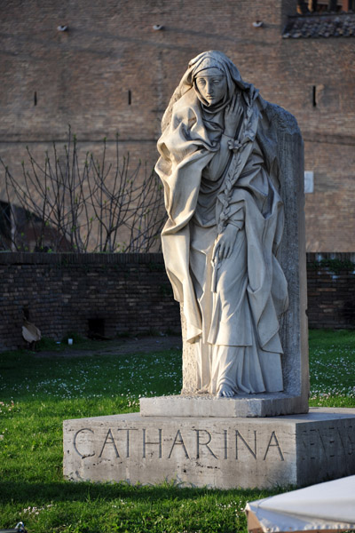 Sculpture of St. Catharina along the Tiber