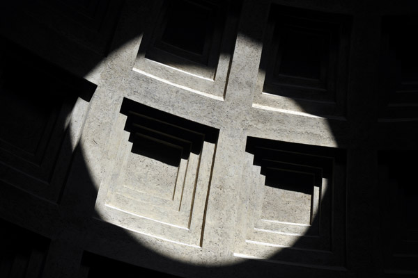 Spotlight effect of sunlight through the oculus onto the Pantheon dome