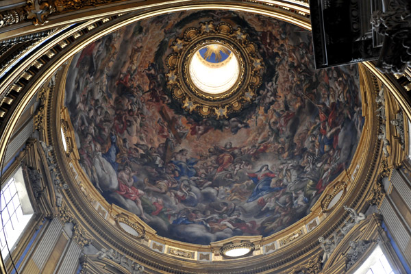 Frescos of the Assumption on the dome were painted by Ciro Ferri (1689)