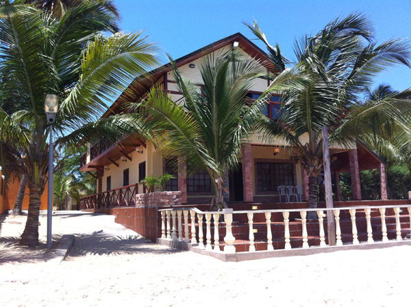 One of the larger beach houses, Ilha do Mussulo