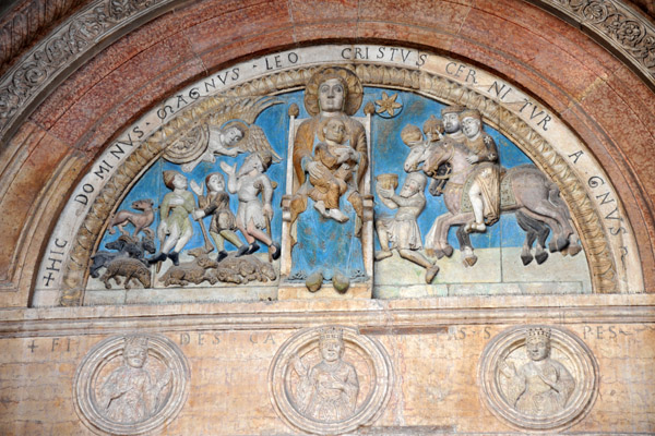 Duomo di Verona - Lunette with lintel medallions - Faith, Charity, Hope