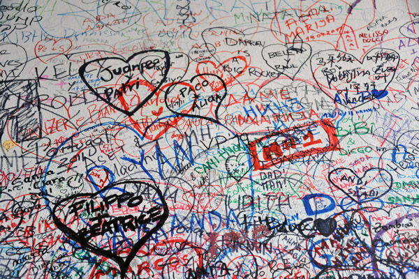 Graffiti left by lovers at the House of Juliet