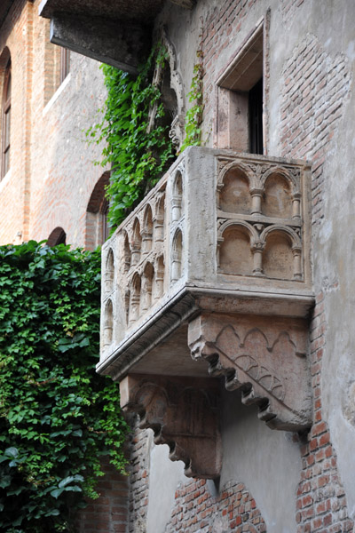 Famous balcony of the Casa di Giulietta