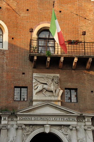 Palazzo del Podest, Piazza dei Signori