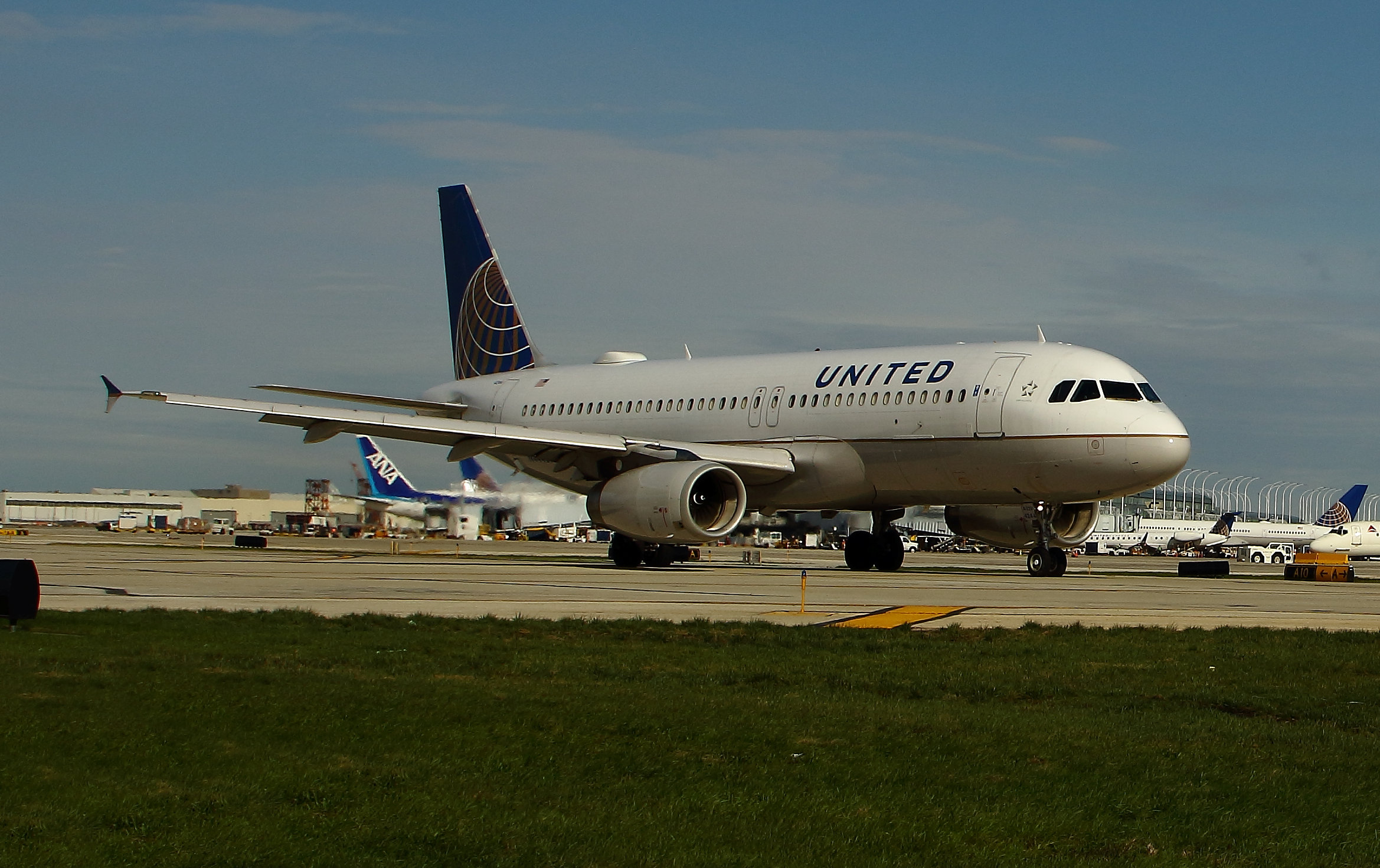 Chicago IL UAL 320  N444UA Taxi 10-25-17 1059 AM.JPG