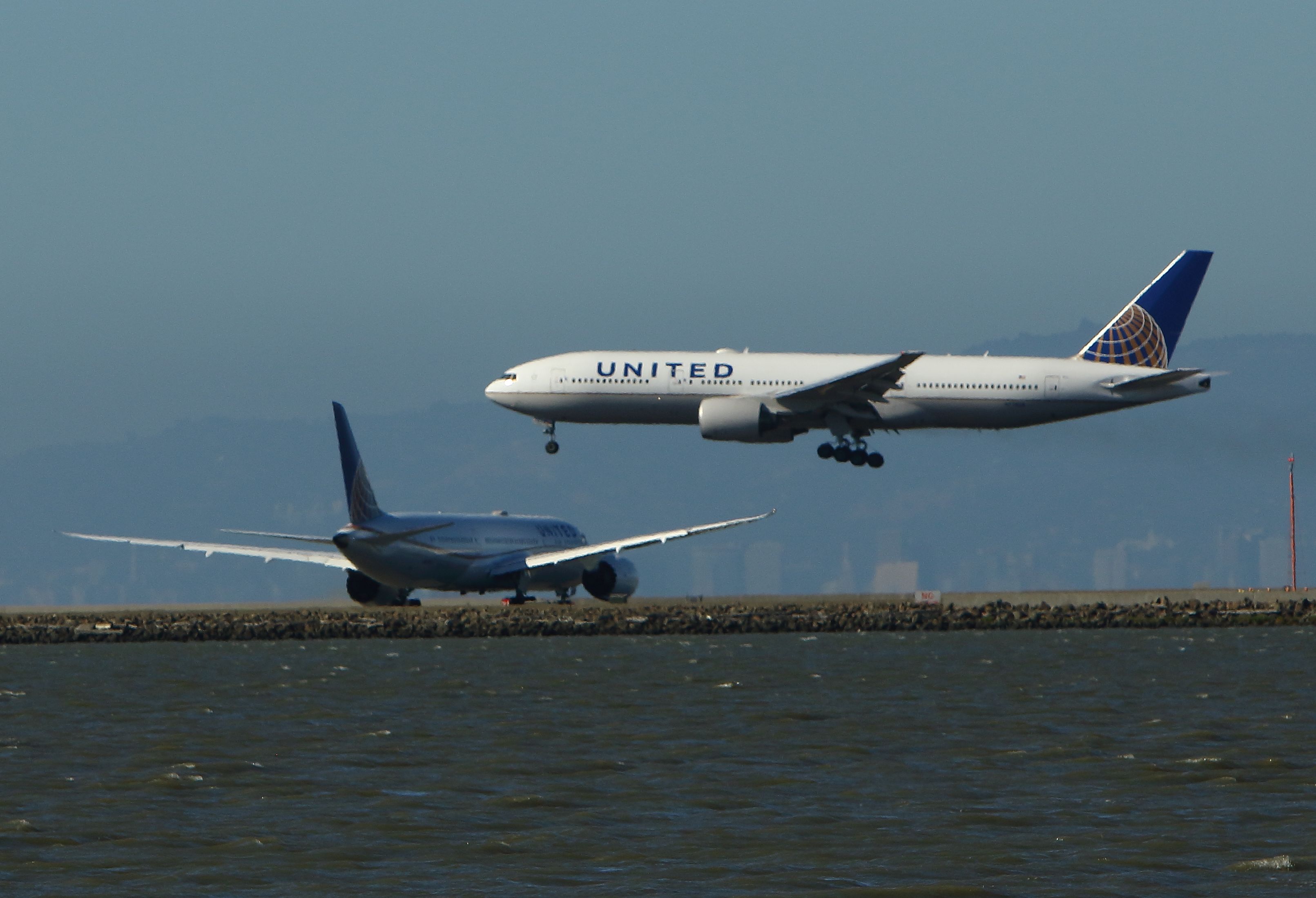 San_Francisco_CA_UAL_787_Holds_For_UAL_777_Arrival_71518_532_PM_1.JPG