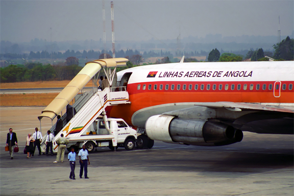 TAAG ANGOLA BOEING 707 HRE RF 1048 26.jpg