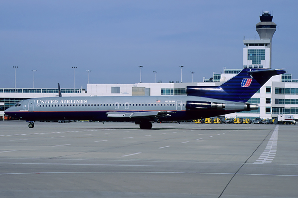 UNITED AIRLINES BOEING 727 200 DEN RF V4214.TFI.jpg
