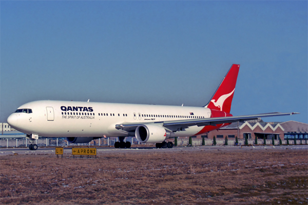 QANTAS BOEING 767 300 BJS RF 1322 13.jpg