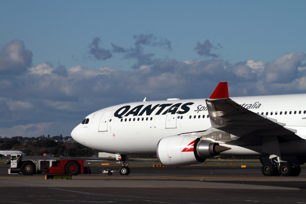 QANTAS AIRBUS A330 200 SYD RF IMG_3956.jpg