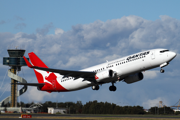 QANTAS BOEING 737 800 SYD RF IMG_3904.jpg