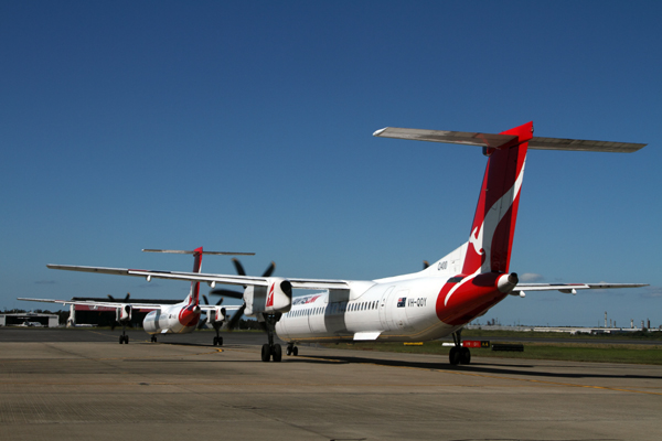 QANTAS LINK DASH 8 400s BNE RF IMG_2695.jpg