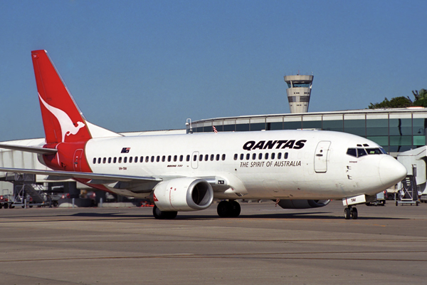 QANTAS BOEING 737 300 BNE RF 1579 35.jpg