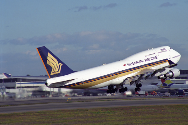 SINGAPORE AIRLINES BOEING 747 400 SYD RF 1575 32.jpg