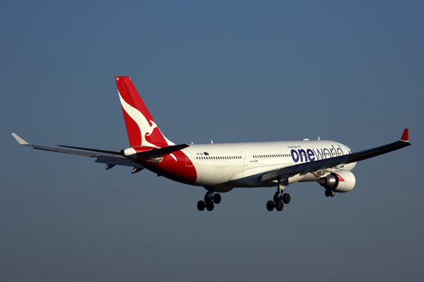 QANTAS AIRBUS A330 200 MEL RF 5K5A8642.jpg