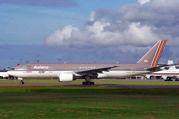 ASIANA BOEING 777 200 SYD RF 1618 25.jpg