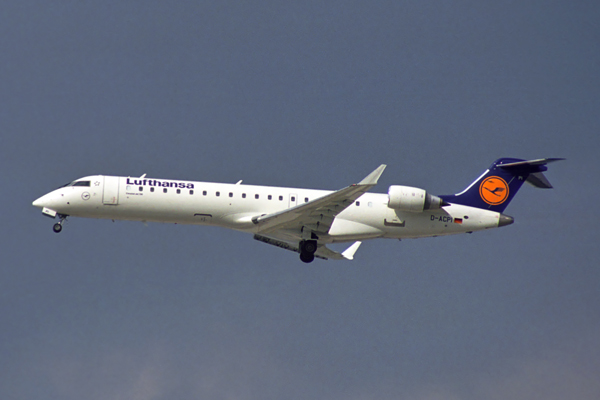 LUFTHANSA CANADAIR CRJ700 ZRH RF 1663 23.jpg