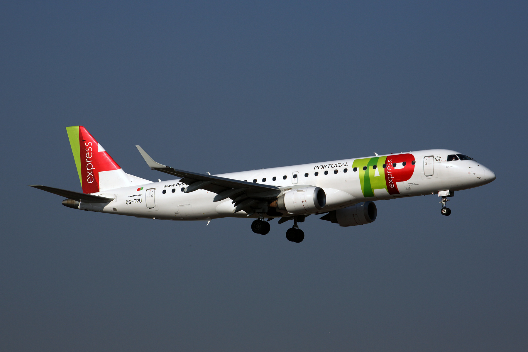 TAP EXPRESS EMBRAER 195 LIS RF 5K5A2080.jpg