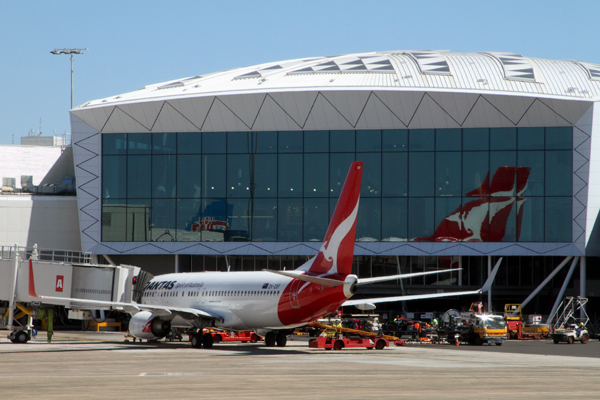 QANTAS BOEING 737 800 SYD RF IMG_3048.jpg