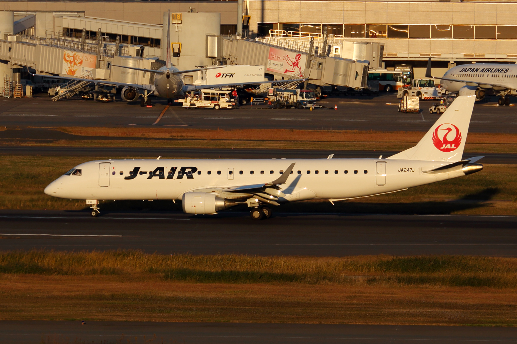 J AIR EMBRAER 190 HND RF 5K5A4327.jpg
