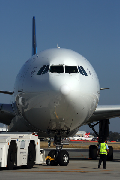 GARUDA INDONESIA AIRBUS A330 300 PER RF 5K5A3353.jpg