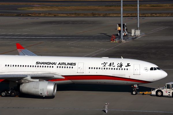 SHANGHAI AIRLINES AIBUS A330 300 HND RF 5K5A4229.jpg