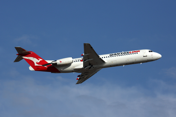 QANTAS LINK FOKKER 100 PER RF 5K5A3304.jpg