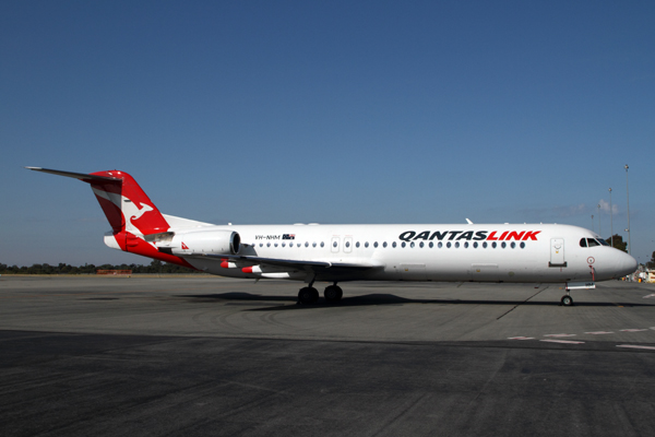 QANTAS LINK FOKKER 100 PER RF IMG_3197.jpg