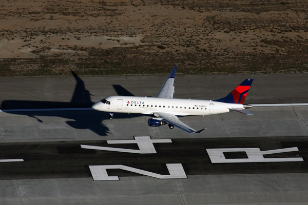DELTA CONNECTION EMBRAER 175 LAX RF 5K5A4803.jpg