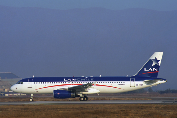 LAN CHILE AIRBUS A320 SCL RF 1740 29.jpg