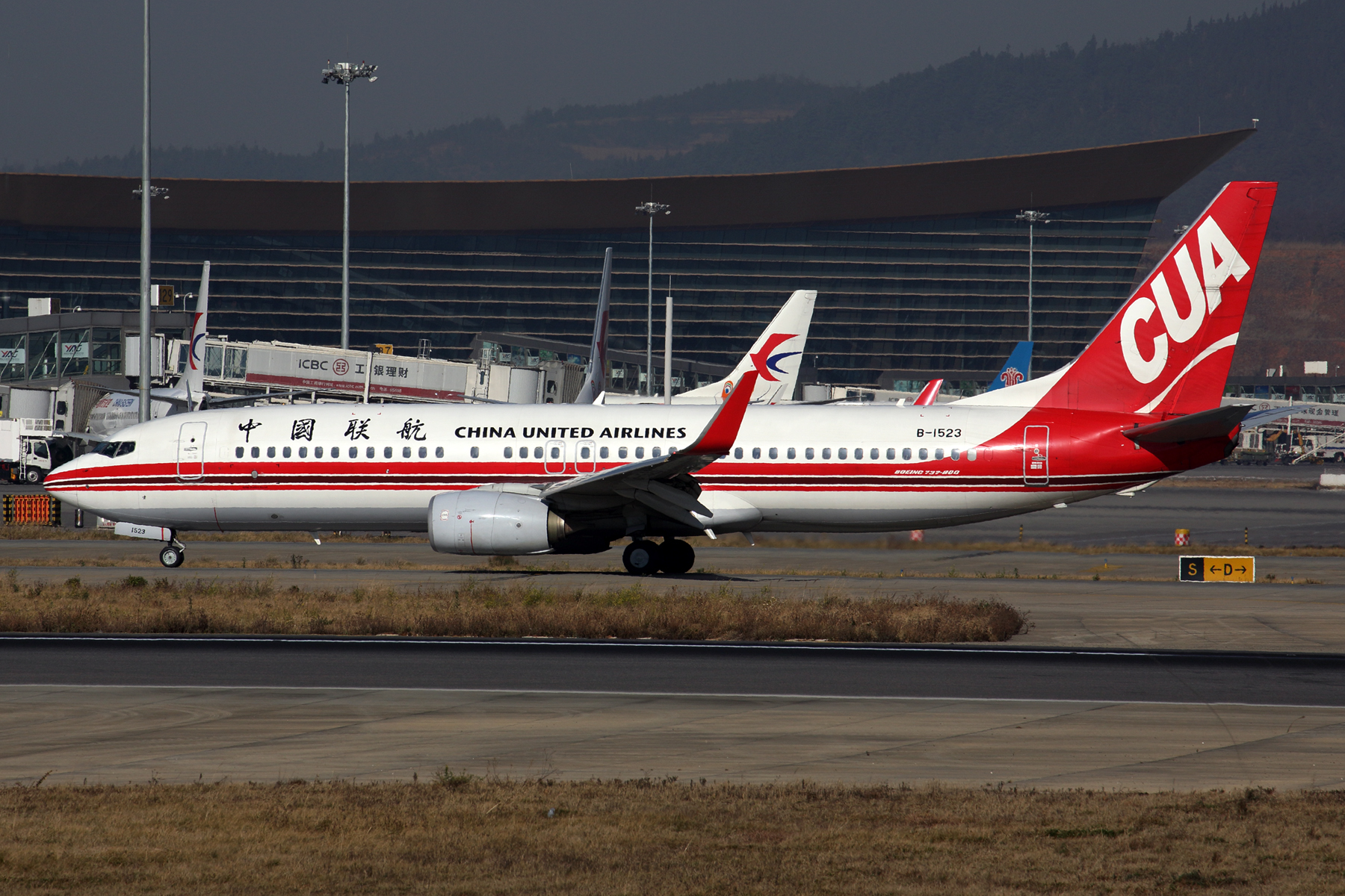 CHINA UNITED BOEING 737 800 KMG RF 5K5A7415.jpg