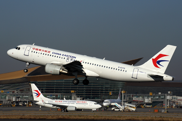 CHINA EASTERN AIRBUS A320 KMG RF 5K5A7352.jpg