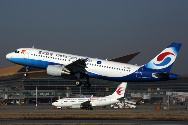 CHONGQING AIRLINES AIRBUS A320 KMG RF 5K5A7381.jpg