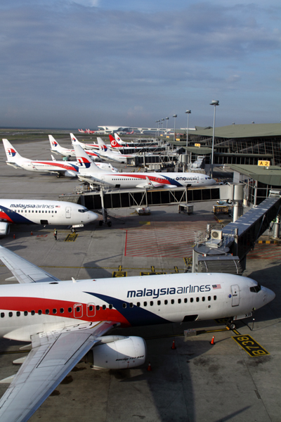 MALAYASIA AIRLINES BOEING 737 800s KUL RF IMG_3352.jpg