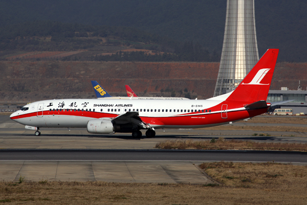 SHANGHAI AIRLINES BOEING 737 800 KMG RF 5K5A7423.jpg