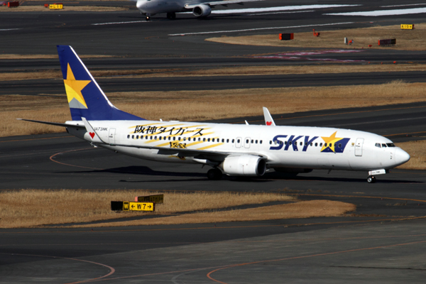 SKYMARK BOEING 737 800 HND RF IMG_8330.jpg