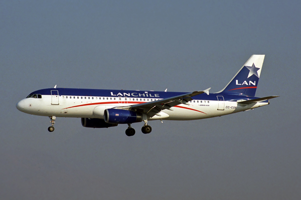 LAN CHILE AIRBUS A320 SCL RF 1741 8.jpg