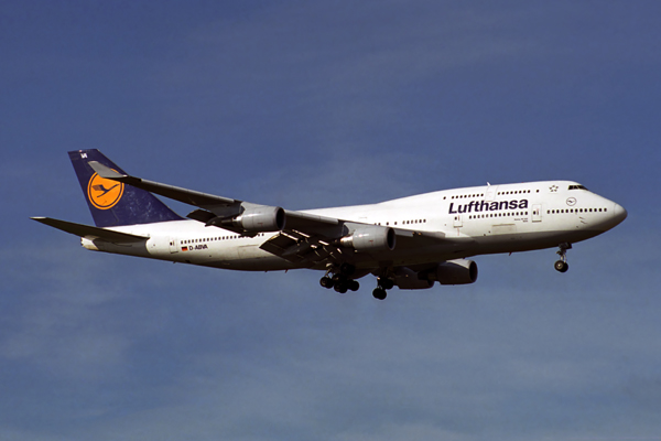 LUFTHANSA BOEING 747 400 FRA RF 1762 33.jpg