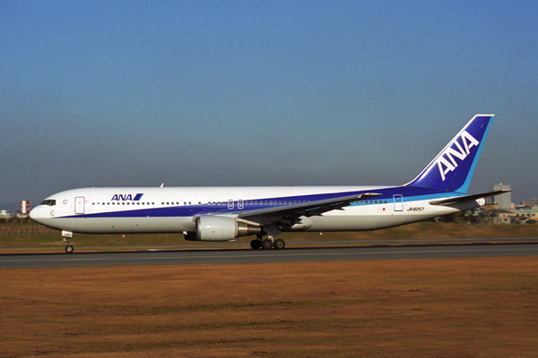 ANA BOEING 767 300 ITM RF 1915 9.jpg