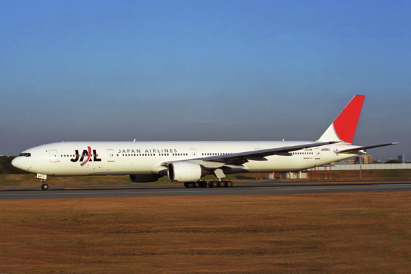 JAL BOEING 777 300 ITM RF 1915 36.jpg