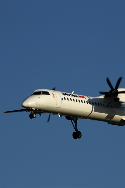 QANTAS LINK DASH 8 400 SYD RF 5K5A1205.jpg