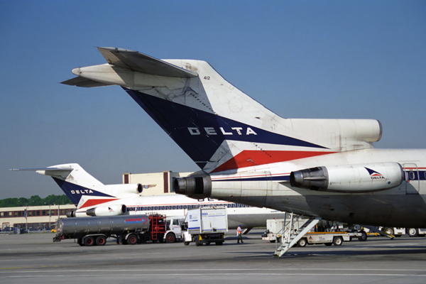 DELTA BOEING 727 200s LGA RF 911 30.jpg