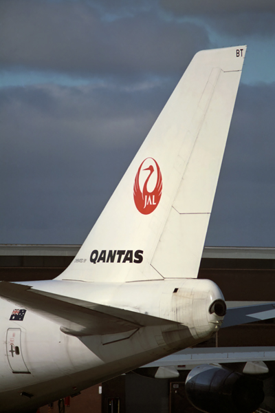 QANTAS JAL BOEING 747 300 SYD RF 666 34.jpg