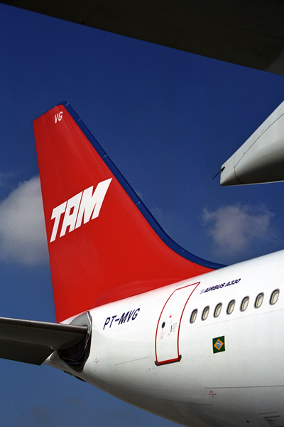 TAM AIRBUS A330 200 GRU RF 1738 26.jpg