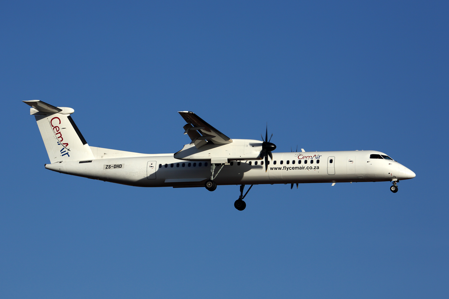 CEM_AIR_DASH_8_400_JNB_RF_5K5A2362.jpg