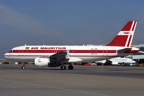 AIR MAURITIUS AIRBUS A319 JNB RF 1868 2.jpg