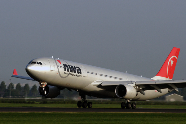 NWA AIRBUS A330 300 AMS RF IMG_6238.jpg