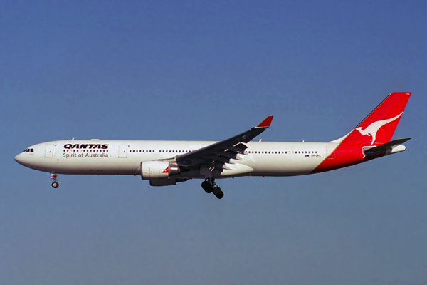 QANTAS AIRBUS A330 300 SYD RF 1938 35.jpg