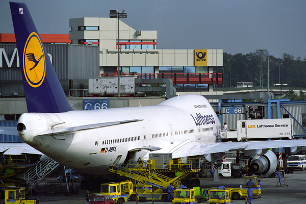 LUFTHANSA BOEING 747 200 FRA RF 443 16.jpg